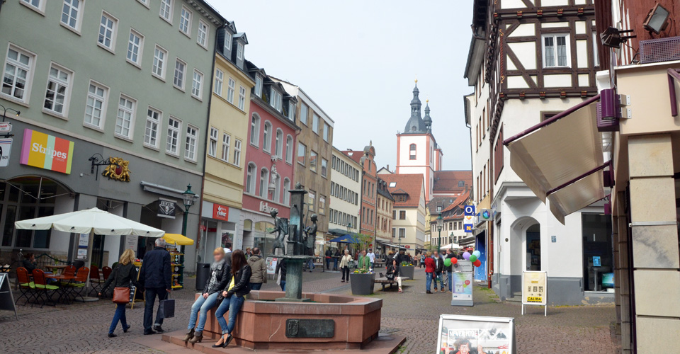 Blick in die Fuldaer Marktstraße. Im Hintergrund die Stadtpfarrkirche