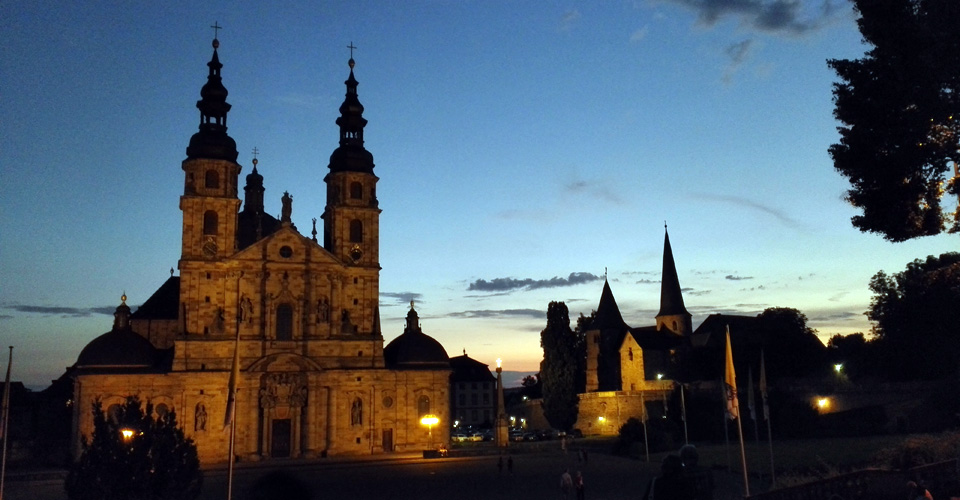 Der Fuldaer Dom und die Michaelskirche in der Abenddämmerung